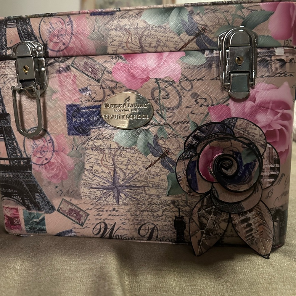 YOUNG LIVING MAKE UP CASE